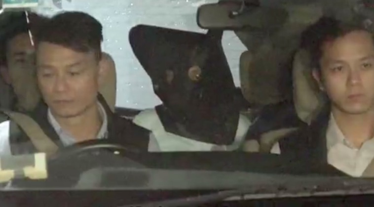 Cheung Kie-chung sitting in the back of a police vehicle after he was arrested on suspicion of murdering his wife. Screengrab via Apple Daily video.