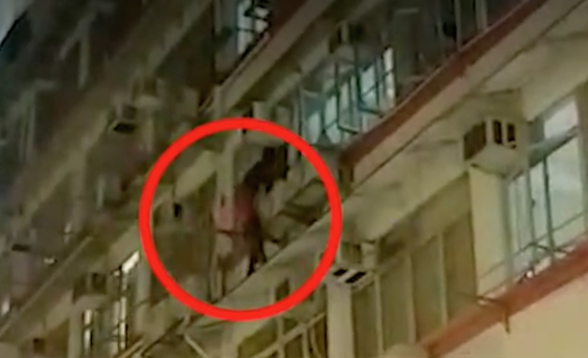 A picture of the man attempted to escape police. Picture (via Apple Daily footage – screenshot)