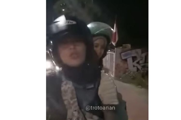 Video screengrab showing a motorcyclist taking offense to a pedestrian who told her not to drive on the sidewalk in Jakarta. Photo: Youtube