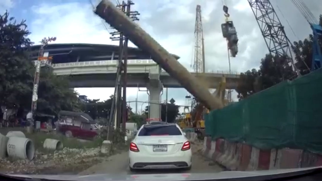 Two Bangkok women miraculously survived after a massive steel pipe crushed the front of their Mercedes, Aug. 8, 2018. Screenshot: Safetystou/ Facebook
