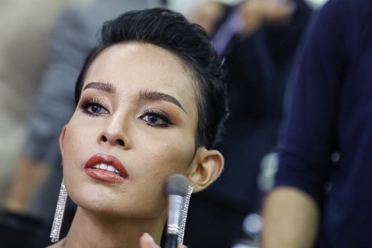 Cancer survivor Nanat Arpsuwan, 26, puts on make up while preparing for Thailand’s famed annual Miss Tiffany’s Universe transgender beauty pageant in Pattaya on August 31, 2018.
Thailand is considered a country that is accepting of transgender people as they are highly visible within society, but there are still sticking issues that leave this community marginalized. / AFP PHOTO / Krit PHROMSAKLA NA SAKOLNAKORN