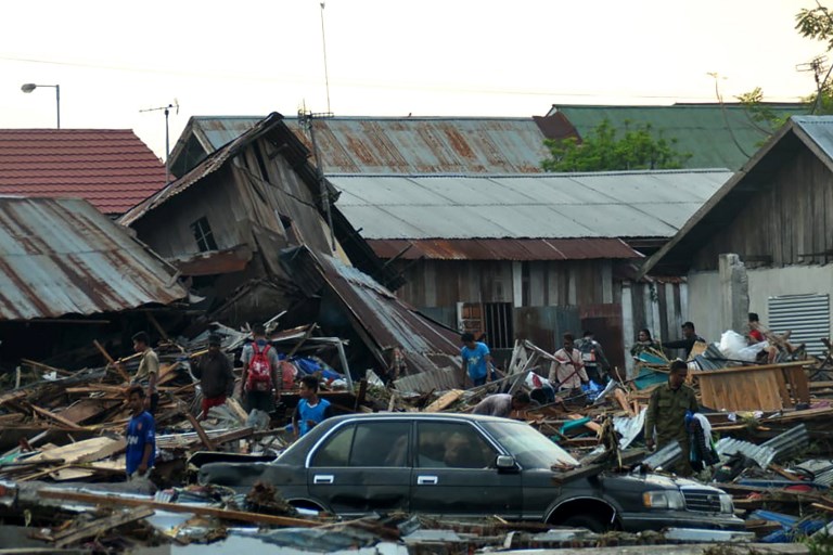 Residents trying to salvage belongings from their homes which collapsed after an earthquake and tsunami hit Palu on Sulawesi island on September 29, 2018. Photo: AFP PHOTO / MUHAMMAD RIFKI