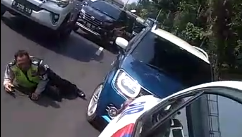 Screenshot of a video purporting to show a police officer in President Joko Widodo’s convoy who was knocked off his bike by a driver that cut into the convoy. 