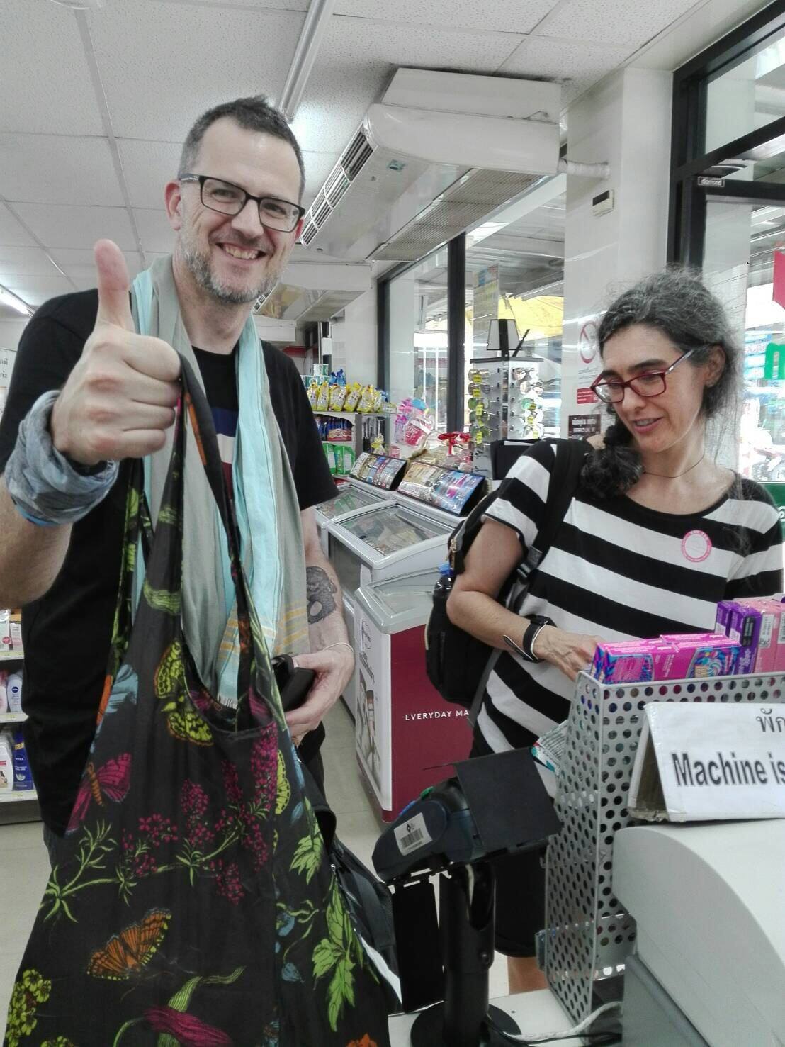 Photos of shoppers: Yimpunsuk/Facebook. 