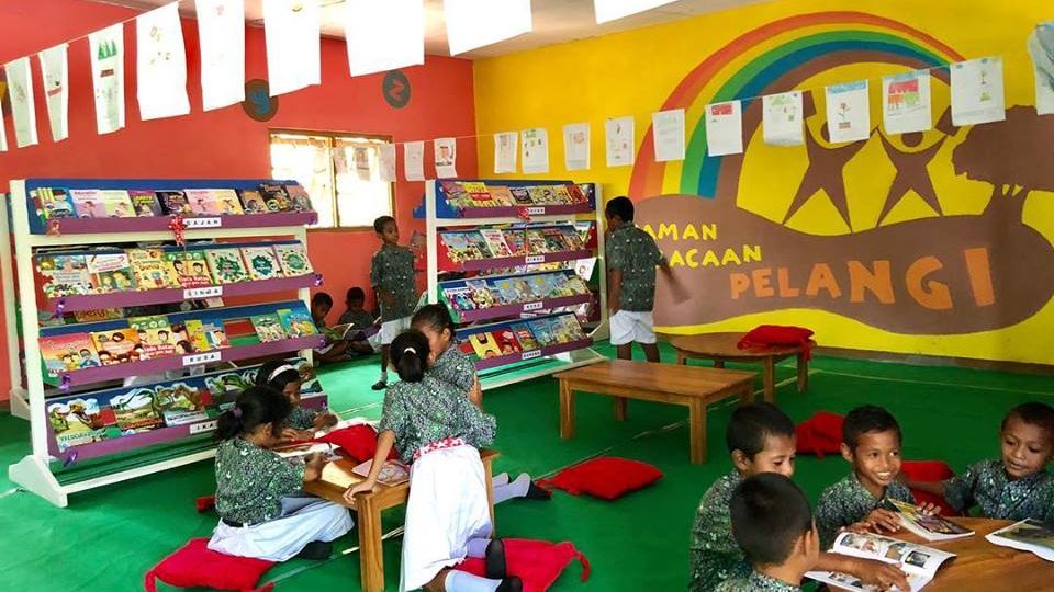 Taman Bacaan Pelangi’s opened their 100th children’s library in Nangapanda 1 Catholic Primary School in Ende, Flores this month! Photo: Taman Bacaan Pelangi