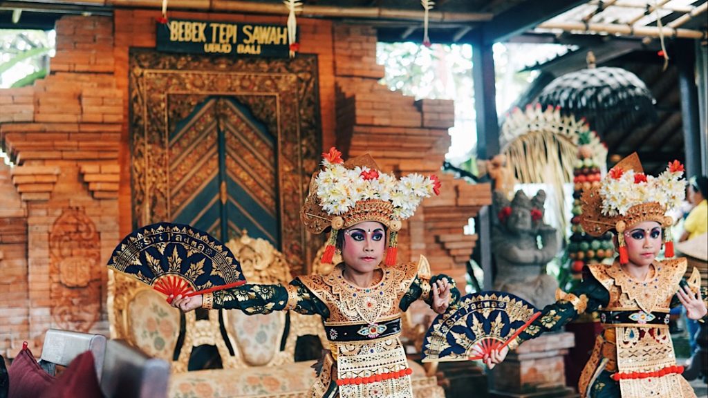 Traditional dancers at Bebek Tepi Sawah. Photo: Coconuts Bali
