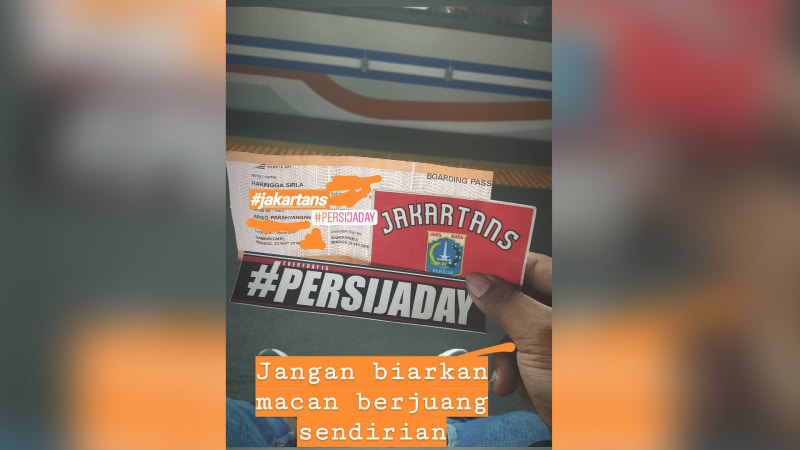 An Instagram story posted by Haringga Sirla on the day of his death. In the photo, captioned “Don’t let the tigers (nickname for Persija) struggle alone”, the victim holds up a train ticket to Bandung. Photo: Instagram