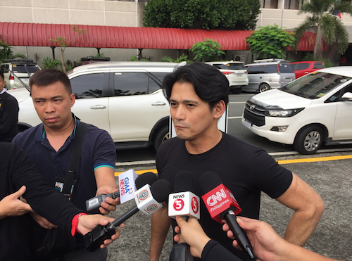 Robin Padilla talks to reporters. Photo: Mike Navallo/ABS-CBN News.