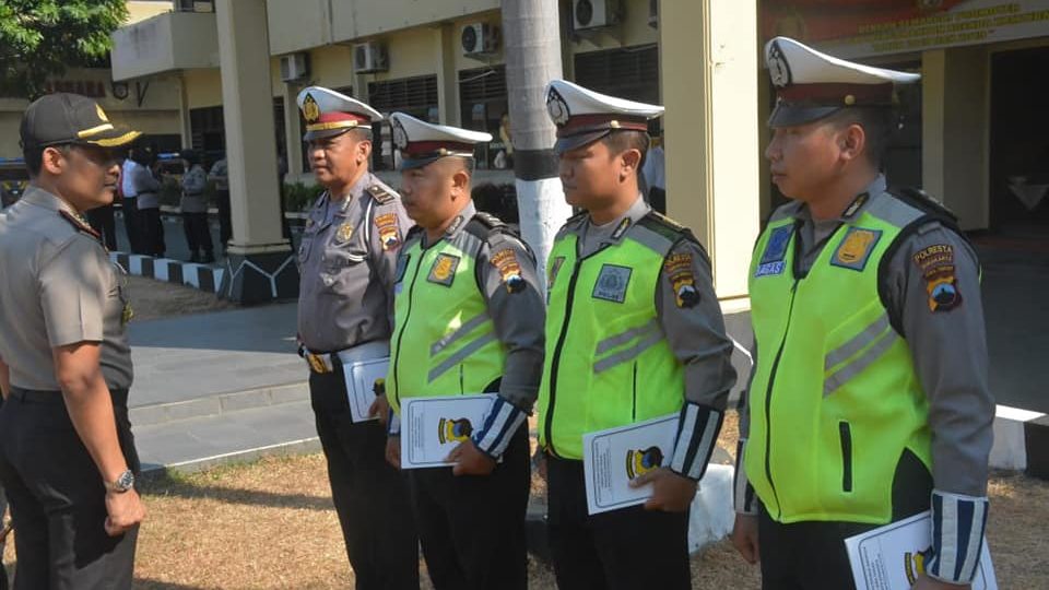 Four police officers in Solo, Central Java awarded for prioritizing an ambulance over President Joko Widodo’s motorcade. Photo: Polresta Surakarta