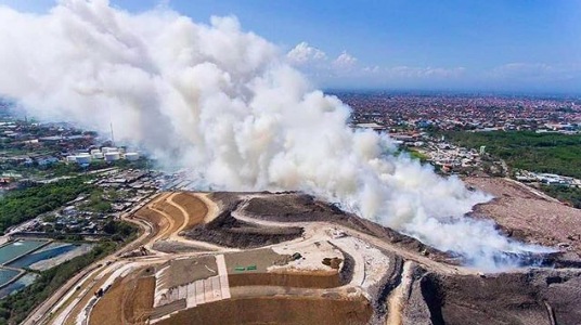 A fire broke out at Suwung landfill in South Denpasar on Sept. 24, 2018. Photo:  @balidroneproduction via Denpasar Viral