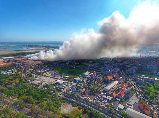 A fire broke out at Suwung landfill in South Denpasar on Sept. 24, 2018. Photo:  @bayuantara via Info Denpasar