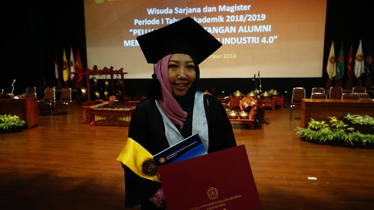 Erwiana Sulistyaningsih  graduates cum laude from Sanata Dharma University, four years after sustaining serious injuries inflicted upon her by an abusive employer. Photo via Facebook: Erwiana Sulistyaningsih