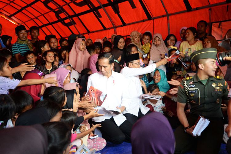 President Joko Widodo visiting evacuees in Gungungsari, West Lombok. Photo: NTB Province