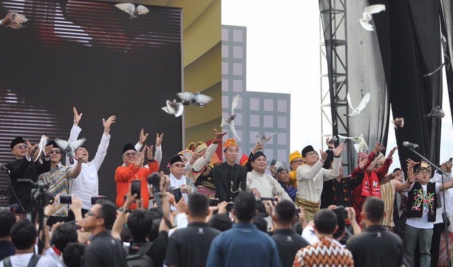President Joko Widodo and his running mate Ma’ruf Amin, as well as their rivals Prabowo Subianto and his running mate Sandiaga Uno, releasing doves after pledging to run peaceful campaigns at the National Monument on Sunday, Sept 23. Photo: @Prabowo / Instagram 