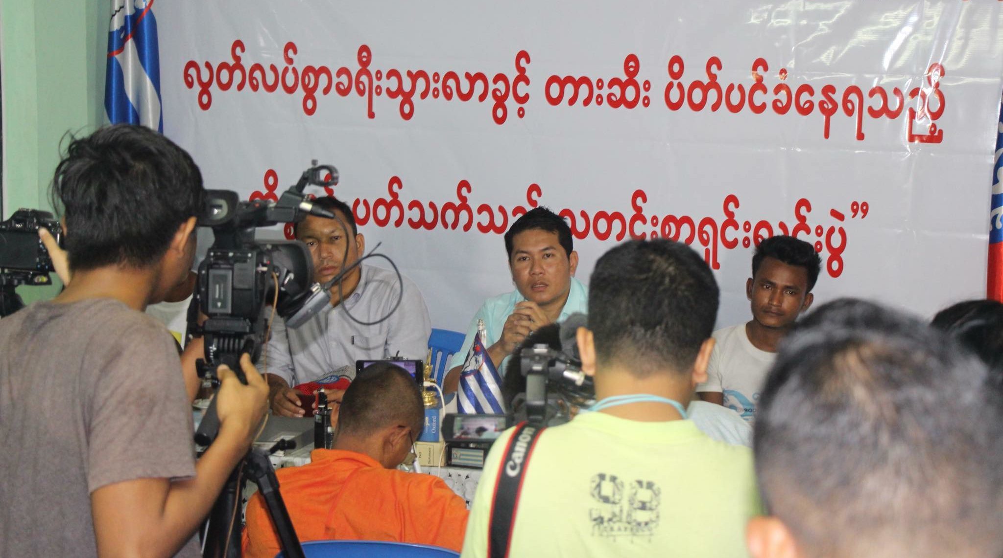 The Rakhine National Network holds a press conference with ethnic Rakhine migrant workers who were expelled from Shan State in Yangon on Aug. 30, 2018. Photo: RNN