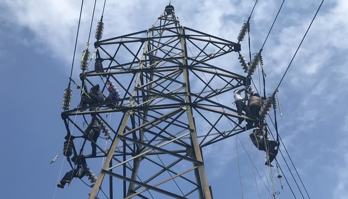Workers repair the power grid on Oct. 4, 2018. Photo: YESC