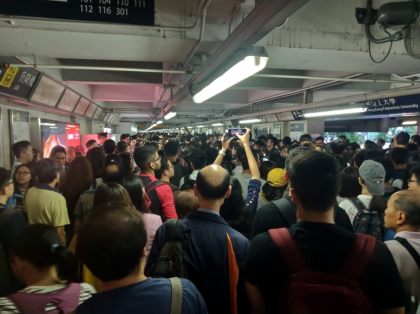 Overpass at the Hung Hom bus terminus is unusually packed at 8:30am. Photo via Facebook/Chris Kwok.