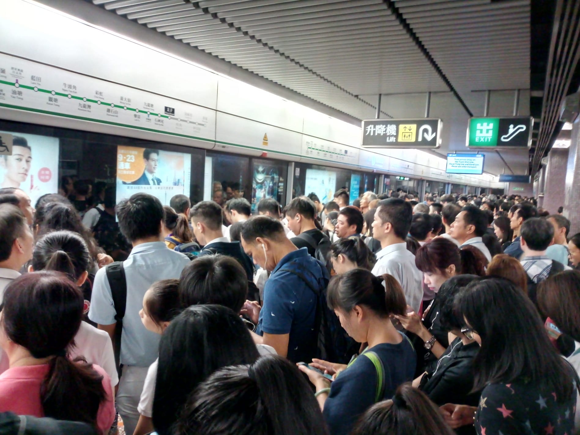 Packed platform at Prince Edward MTR at 9:18am, where commuters have been standing for a while for a Kwun Tong line train for Tiu Keng Leng. Photo via Facebook/Ng Wing Yin.