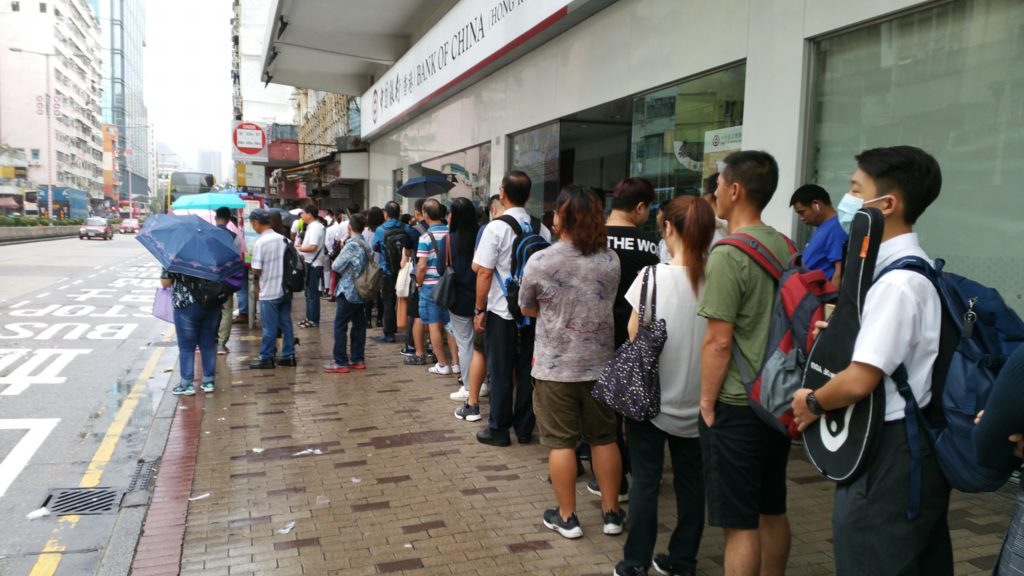 Commuters standing in line for the bus at Cheung Sha Wan near Pei Ho Street at 8:10am. Photo via Facebook/Ivy Ho.