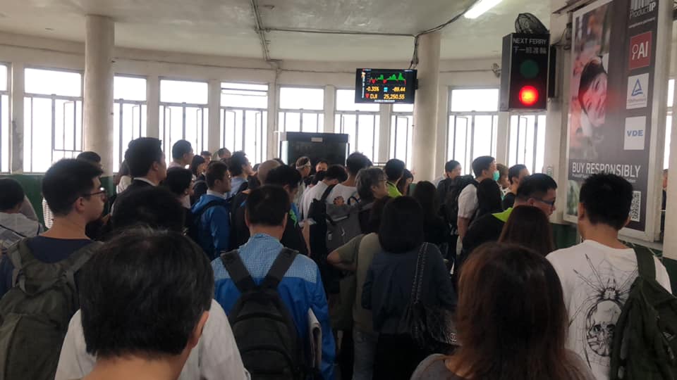 Commuters waiting at the Tsim Sha Tsui ferry pier for the ferry towards Wan Chai at 8:20am. Photo via Facebook/Wiley Wong.
