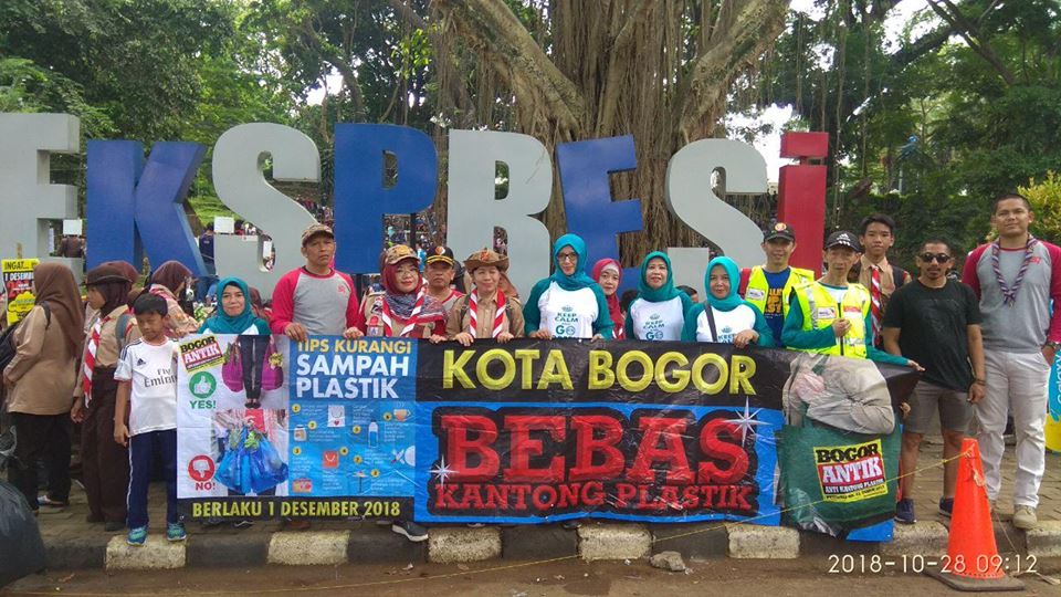 Anti-plastic campaign in Bogor meant to socialize the upcoming plastic bag ban. Photo: PV Riadi Kanz Karl / Facebook 