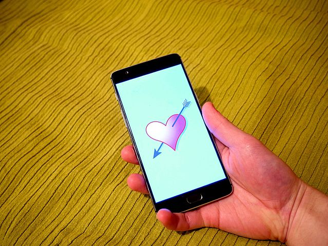 Dating apps have helped young Filipinos meet potential dates but the traffic gets in the way. Photo: Wikimedia Commons.
