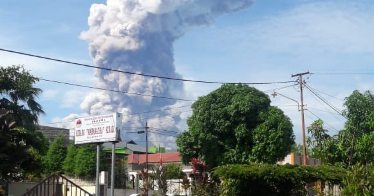 Mount Soputan erupting on the morning of Oct 3, 2018. Photo: National Disaster Mitigation Agency (BNPB) / Twitter