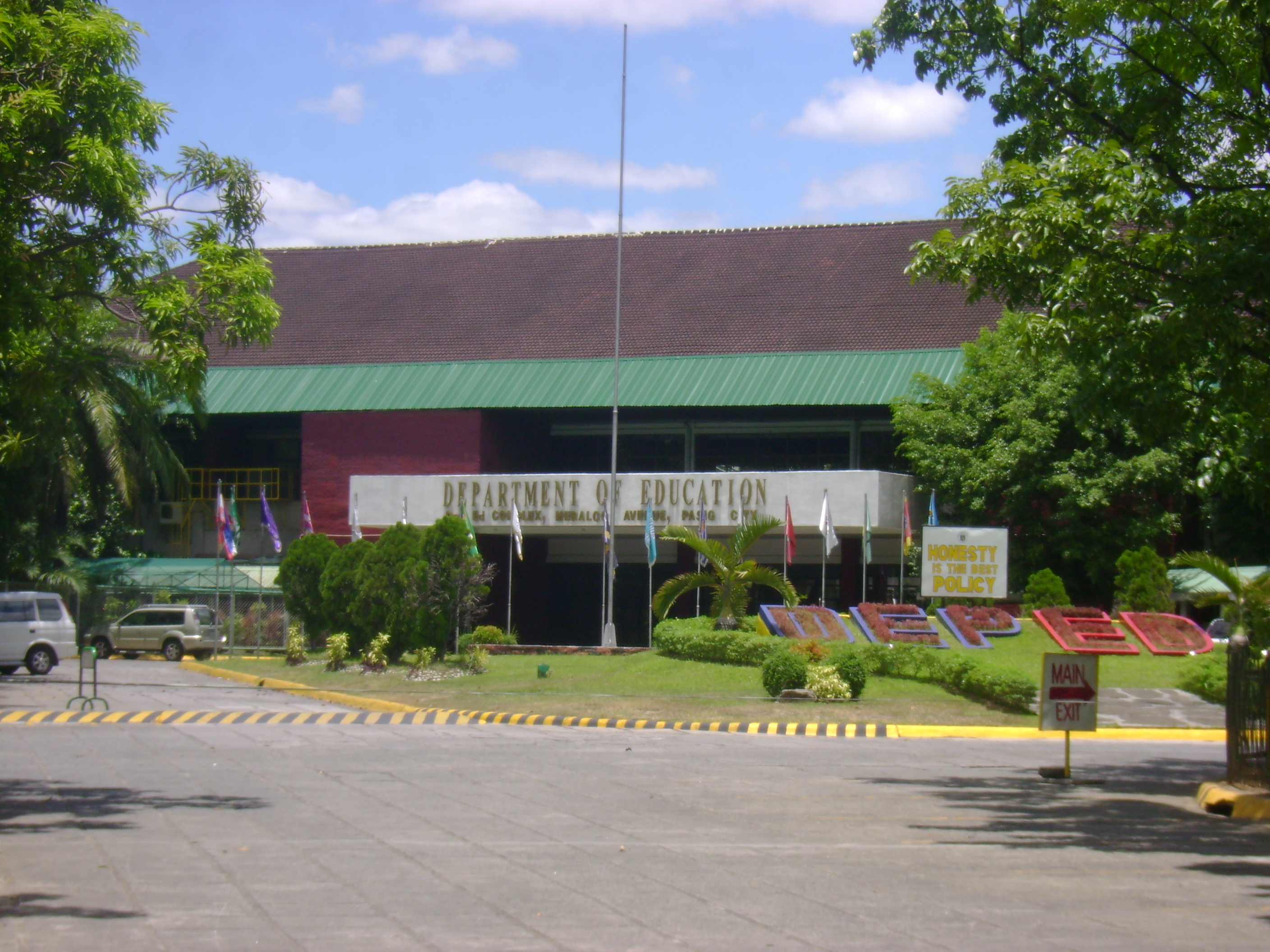 Department of Education office in Pasig. Photo: Wikipedia.

