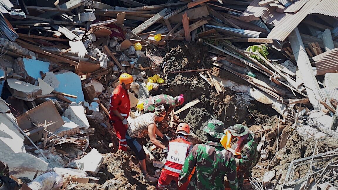 Rescue workers including those from Red Cross Indonesia (PMI) look for survivors amid the wreckage caused by the devastating earthquake and tsunami that struck Central Sulawesi on Friday, Sept 28, 2018. Photo: Red Cross Indonesia 