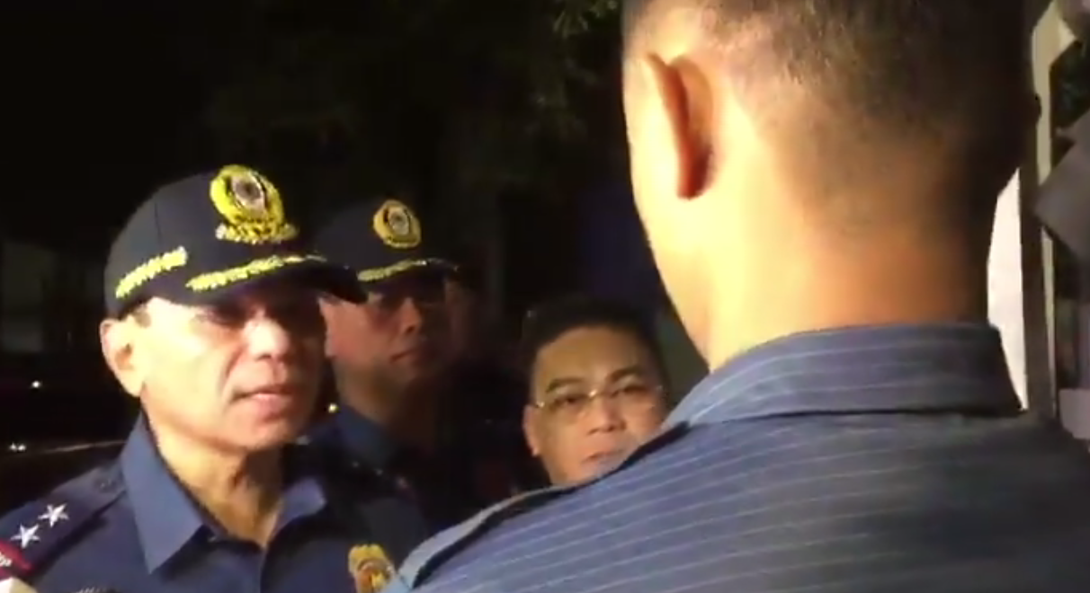 NCRPO director Chief Superintendent Guillermo Eleazar scolding a policeman who appeared drunk. Photo: Screenshot from video posted by DZMM Teleradyo/ ABS-CBN News.