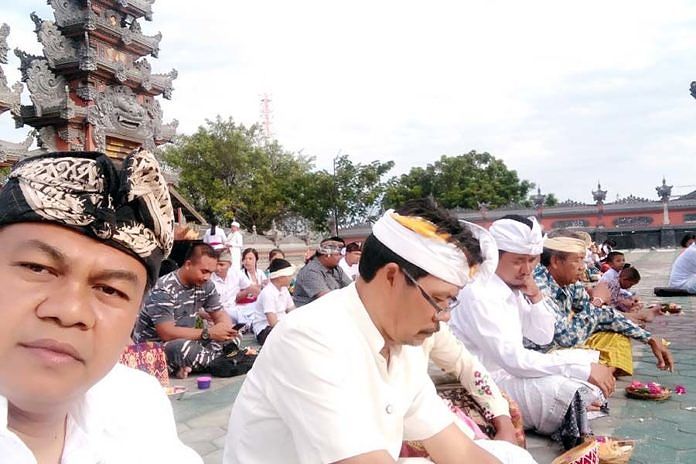 PHDI Central Sulawesi secretary I Ketut Suarayasa M takes a selfie at a mass Hindu prayer in Palu. Photo via Bali Post/Istimewa
