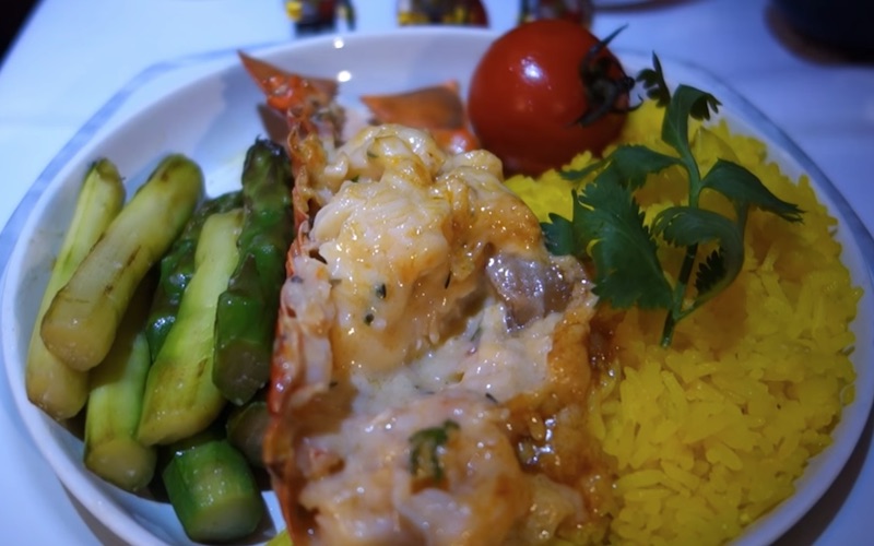 SIA’s classic lobster thermidor. Photo: guitar singapore travels / YouTube 