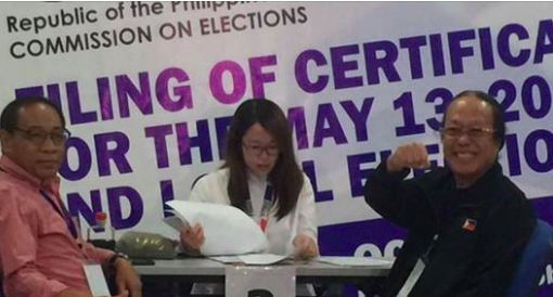 Freddie Aguilar (in black) filing his candidacy at the Commission on Elections. Photo: ABS-CBN News