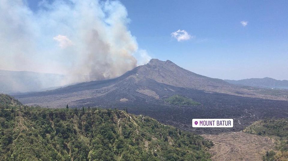 Smoke comes from a forest fire on the slopes of Bali’s Mount Batur on Oct. 8, 2018. Photo: @seracera via Denpasar Viral 