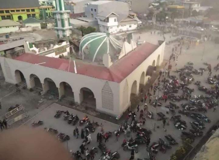 A viral image shows the impact of an earthquake-tsunami in Palu on Sept. 28. Photo via Peter Rendezvous/Facebook