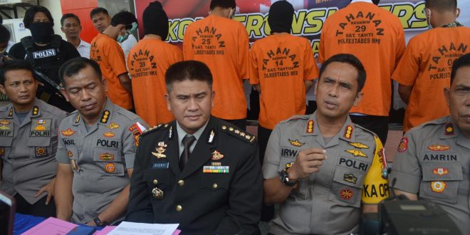 Makassar Police hold press conference on PNS test taker (“jockey”) syndicate on Monday, Oct 29, 2018. Photo:  Polrestabesmakassar.com