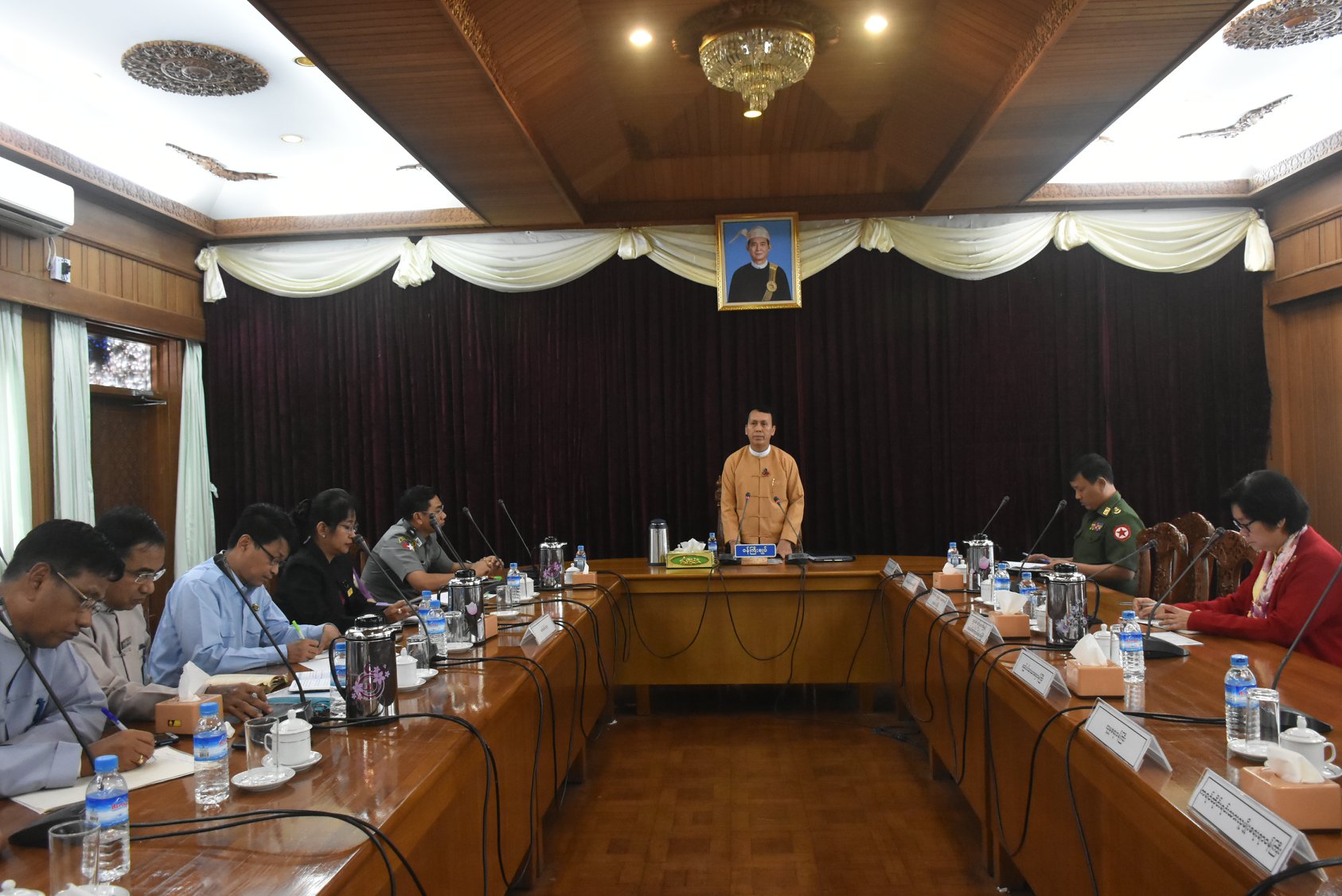 Yangon Region chief minister Phyo Min Thein holds a cabinet meeting on Oct. 11, 2018. Photo: Facebook / Phyo Min Thein