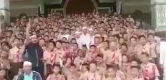 Boy scouts in Indonesia being led in an anti-President Joko Widodo chant. Photo: Video screengrab from Twitter