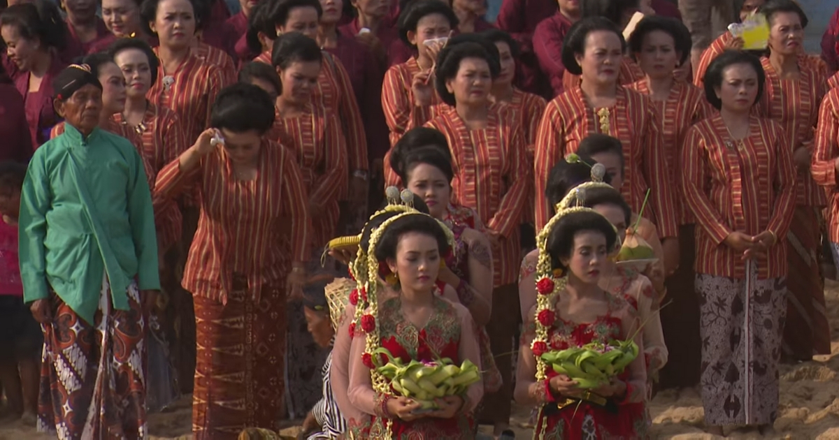 A sedekah laut ceremony in Pantai Kukup. Screenshot: Jogja Archive / Youtube