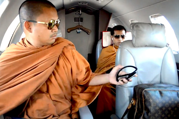 A video leaked in 2013 shows Wirapol Sukphol, formerly known as “Luang Pu Nen Kham,” traveling on a private jet and carrying a Louis Vuitton bag.