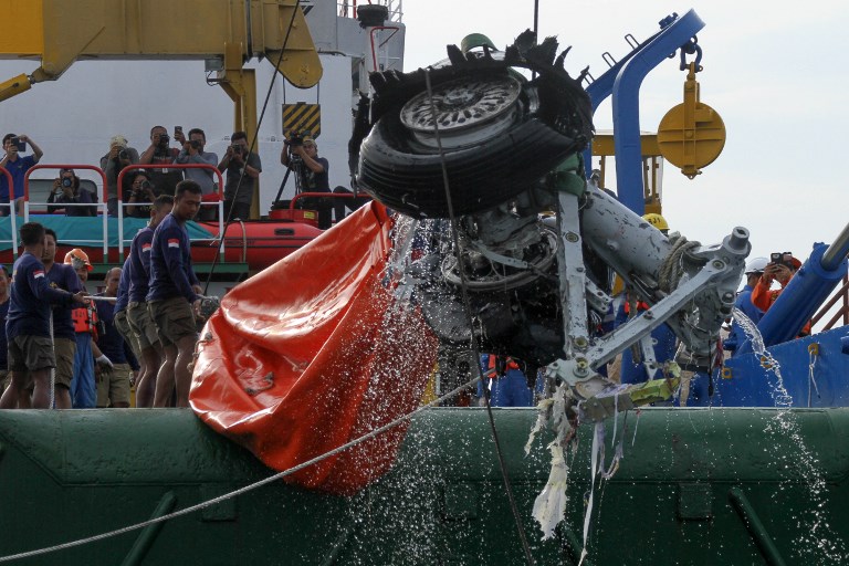 An Indonesian rescue team lift a pair tires from the ill-fated Lion Air flight JT 610 off Karawang in the Java Sea on November 4, 2018. (Photo by AZWAR IPANK / AFP)