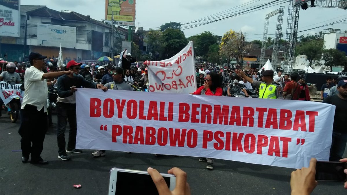 Protesters in Boyolali on Sunday, Nov. 4, 2018. The banner reads “Boyolali is dignified. Prabowo is a psychopath”. Photo: @putrikulo / Twitter
