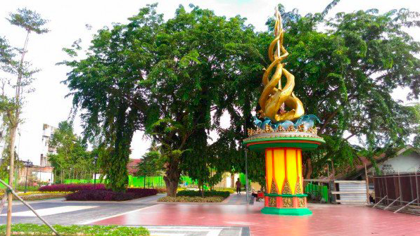 The anti-corruption monument in Pekanbaru, Riau, Indonesia. Photo: Twitter / @siskahaling