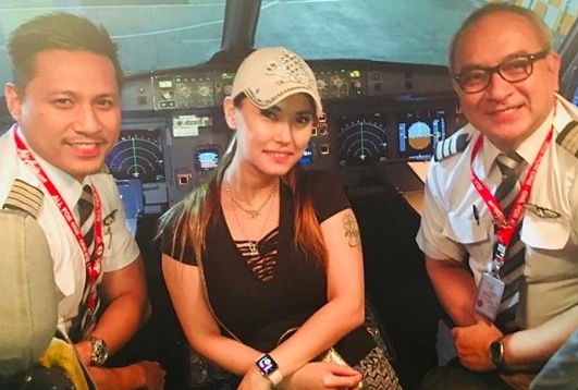 Maria Ozawa poses with pilots in Bali. Photo: Instagram @maria.ozawa