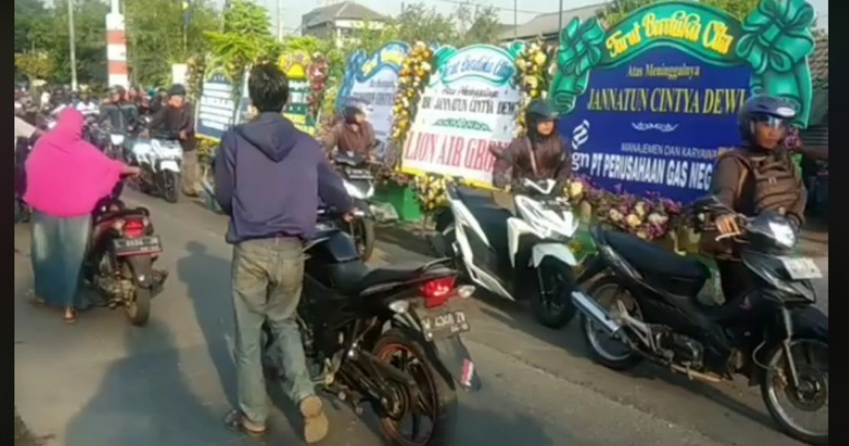 Motorcyclists walk their bikes past the home of Jannatun Shintya Dewi, the first victim identified from the crash of Lion Air JT-610, in Suruh Village, located in the East Java regency of Sidoarjo, Screenshot: Bahana Patria / Facebook