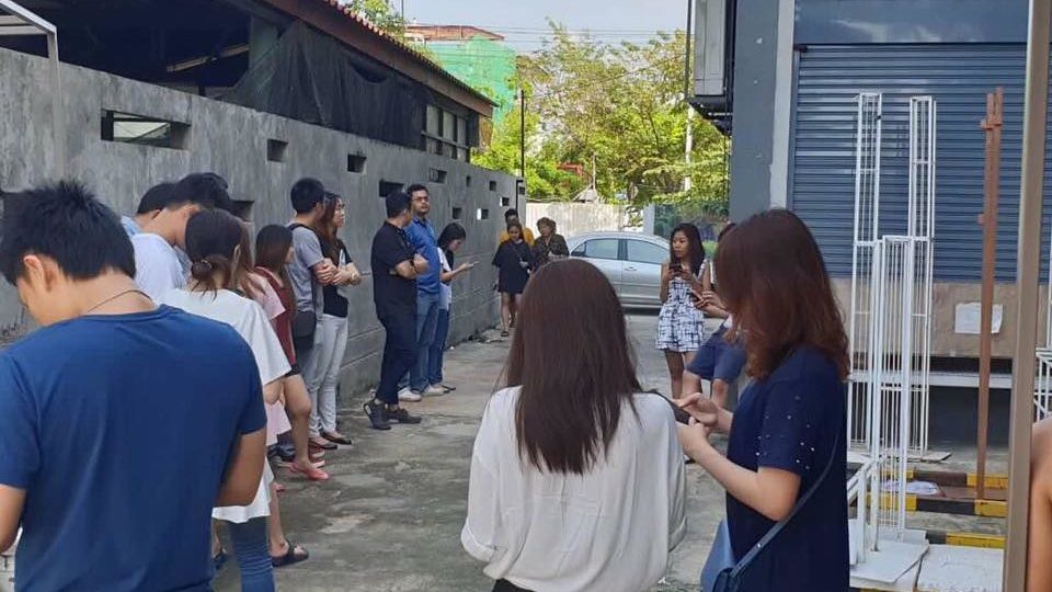 About a dozen of couples gathered outside the office of Panvisit wedding planner in Lat Phrao area this morning. Photo: Red Skull/ Facebook