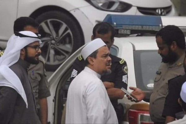 This image that has been shared by a number of Indonesian media outlets purports to show Rizieq Shihab being taken in for questioning by authorities in Saudia Arabia on November 6, 2018. Photo: Istimewa
