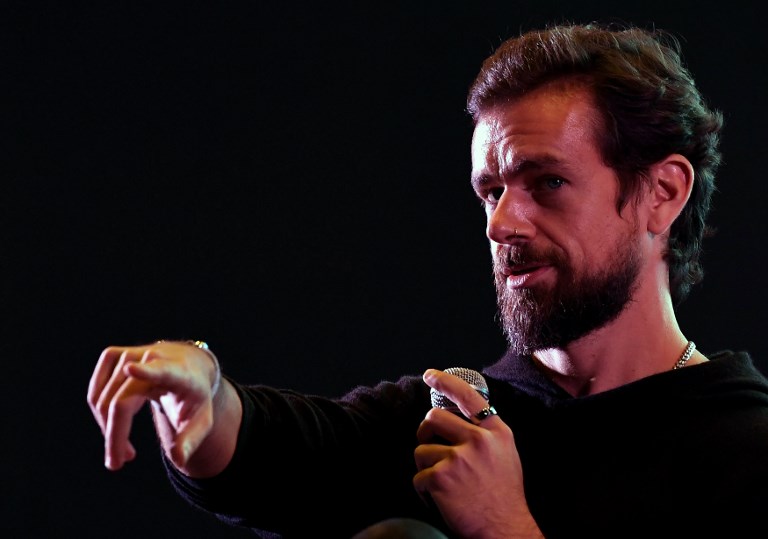 Twitter CEO and co-founder Jack Dorsey gestures while interacting with students at the Indian Institute of Technology (IIT) in New Delhi on November 12, 2018. – Dorsey hosted a town hall meeting with university students on his visit to the Indian capital New Delhi. (Photo by Prakash SINGH / AFP)