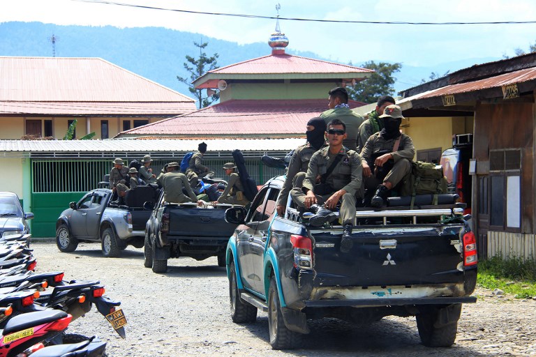 Indonesian Mobile Brigade Police head to Nduga, where 31 construction workers are believed to have been shot dead, from Wamena on December 4, 2018. (Photo by ANYONG / AFP)