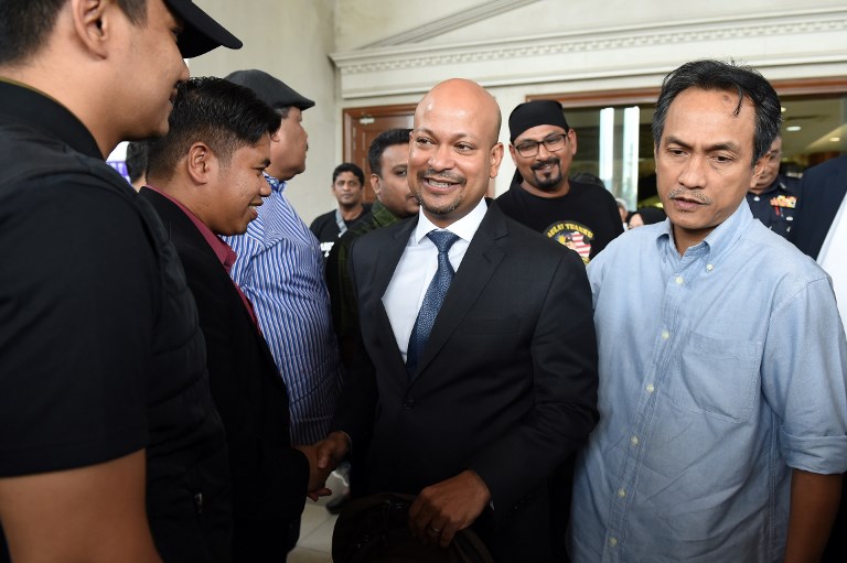 Arul Kanda (C), former head of the sovereign wealth fund 1MDB, leaves the courthouse in Kuala Lumpur on December 11, 2018 after being charged in court. – Malaysian ex-leader Najib Razak and Arul Kanda, the former 1MDB head were charged on December 11 with altering an audit of the state fund at the centre of a scandal which helped topple the last government. (Photo by MOHD RASFAN / AFP)
